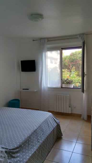 Coin bureau et TV dans la chambre