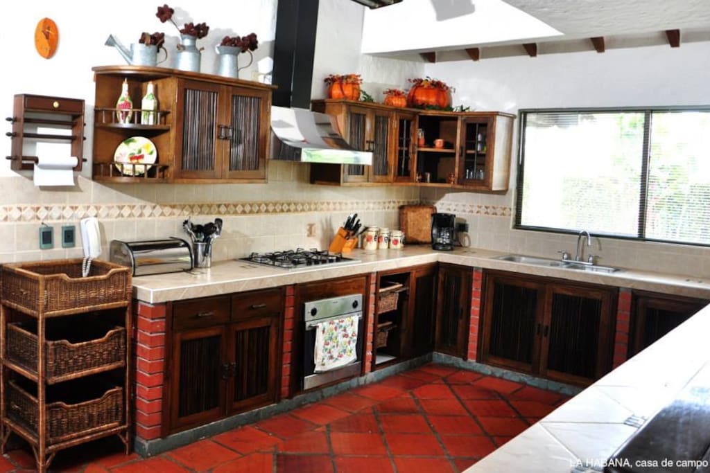 cocina principal de la casa con r dotación completa