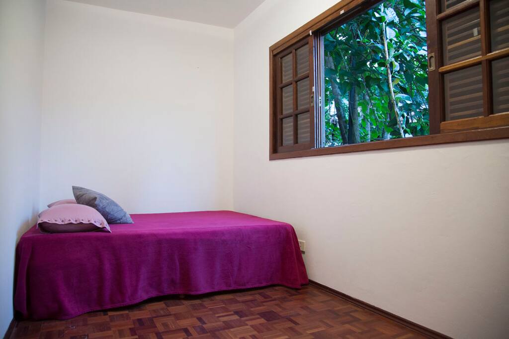 Quarto de casal 2- aconchegante e com janela ampla