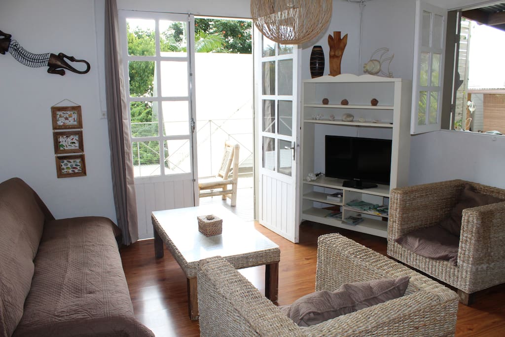 Salon familial donnant sur le balcon.