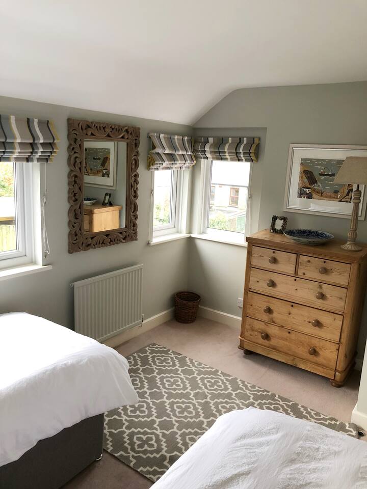Bedroom 3, floor space