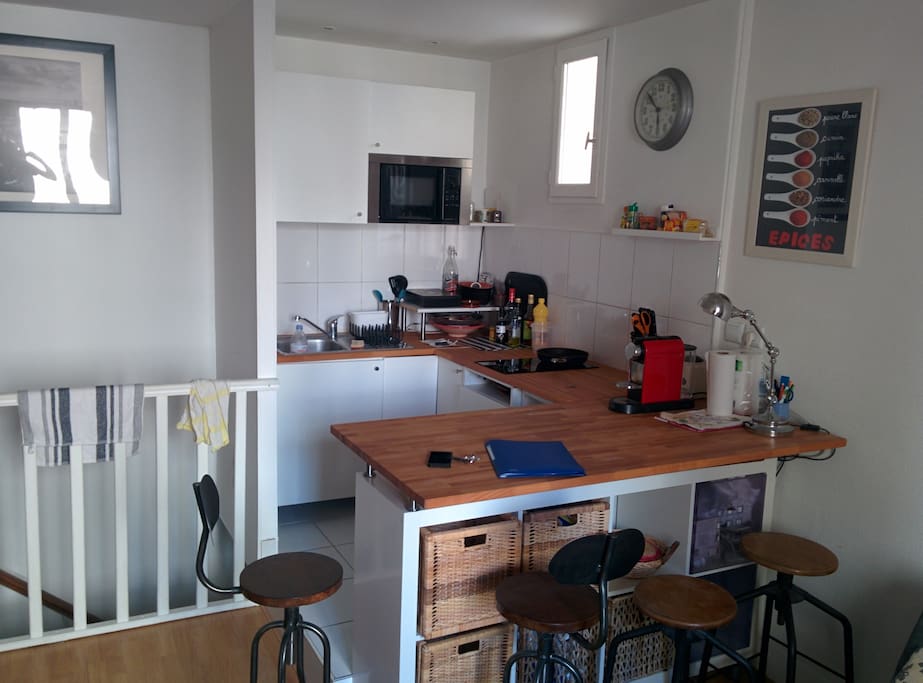 Salon
avec cuisine ouverte