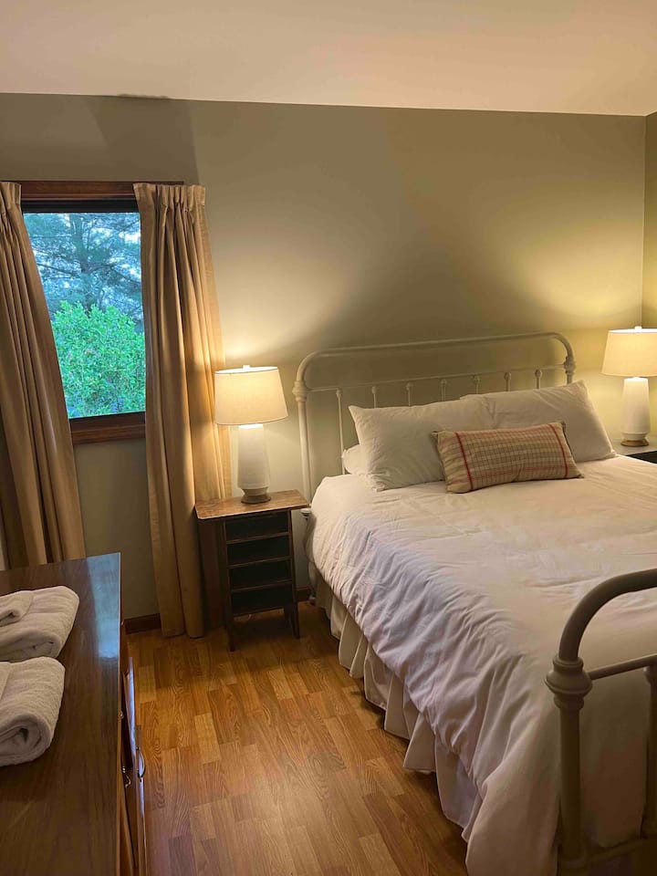 Cama queen en la habitación. 