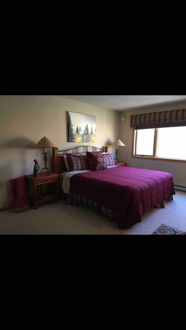 غرفة نوم رئيسية بإطلالة خلابة على قمة لون