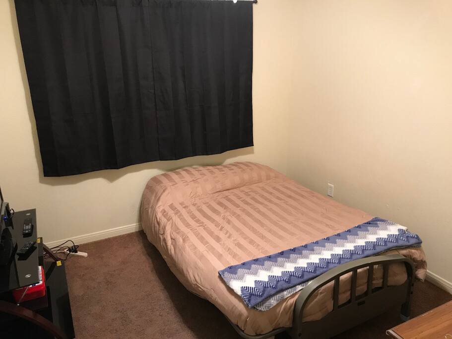 Your private room with full bed, 2 pillows, and a TV. Blackout curtains and 5 cell horizontal blinds also.