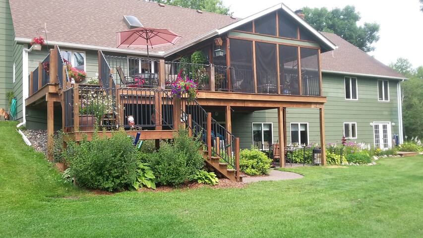 Perfect, peaceful hangout. Enjoy the huge yard. gallery image 2