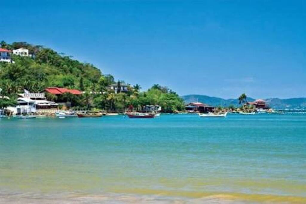 Praia de aguas calmas e cristalina