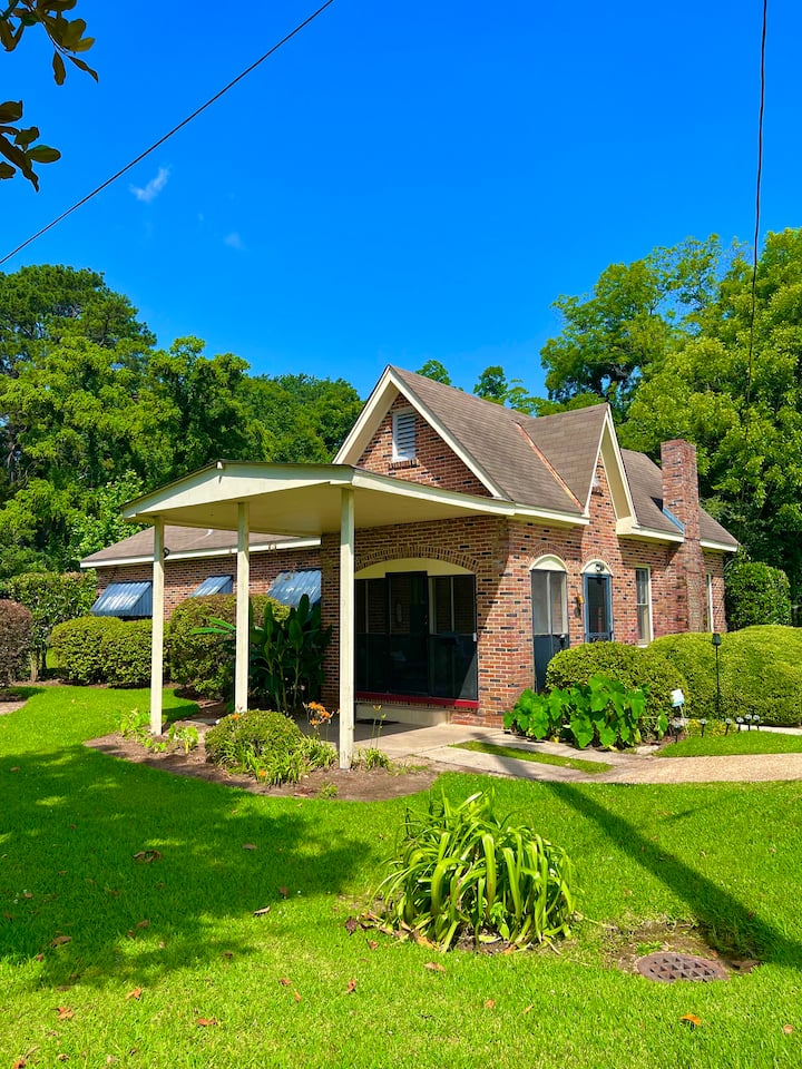 📍The Riverfront Mitchell House 1928 & Gardens Houses for Rent in West Monroe, Louisiana