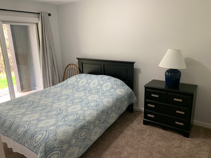 غرفة نوم سفلية ، سرير واحد