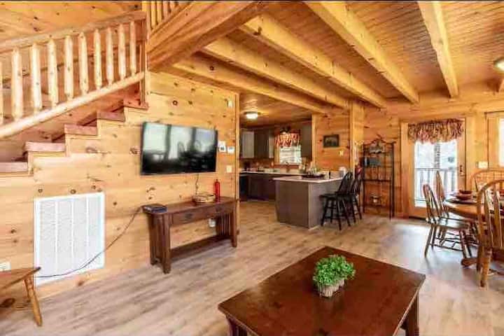 Hap dhomën e ndenjjes me televizor Firestick. 