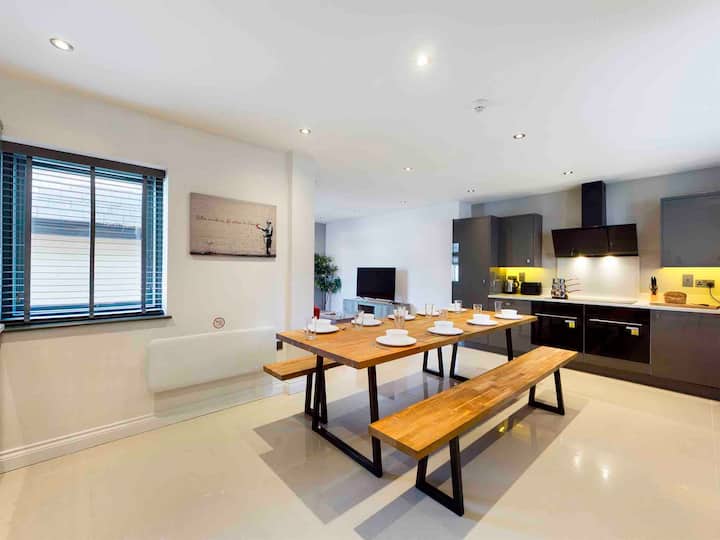 Ah13-1. Modern Ensuite Bedroom City Centre - モーカム