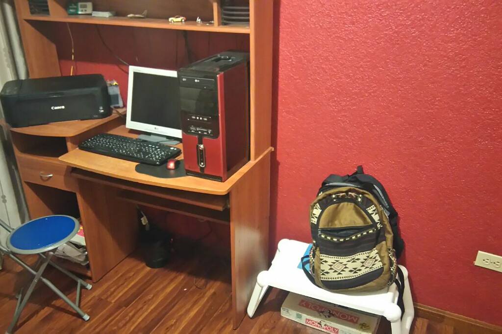 Escritorio de trabajo con computadora actualizada e internet
