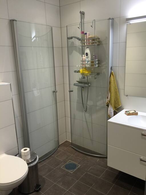 Bad med toalett og dusj i både 1 og 3 etg. Vaskemaskin og tørketrommel i 1. etg.