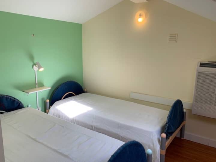 二楼卧室4 ，带两张单人床