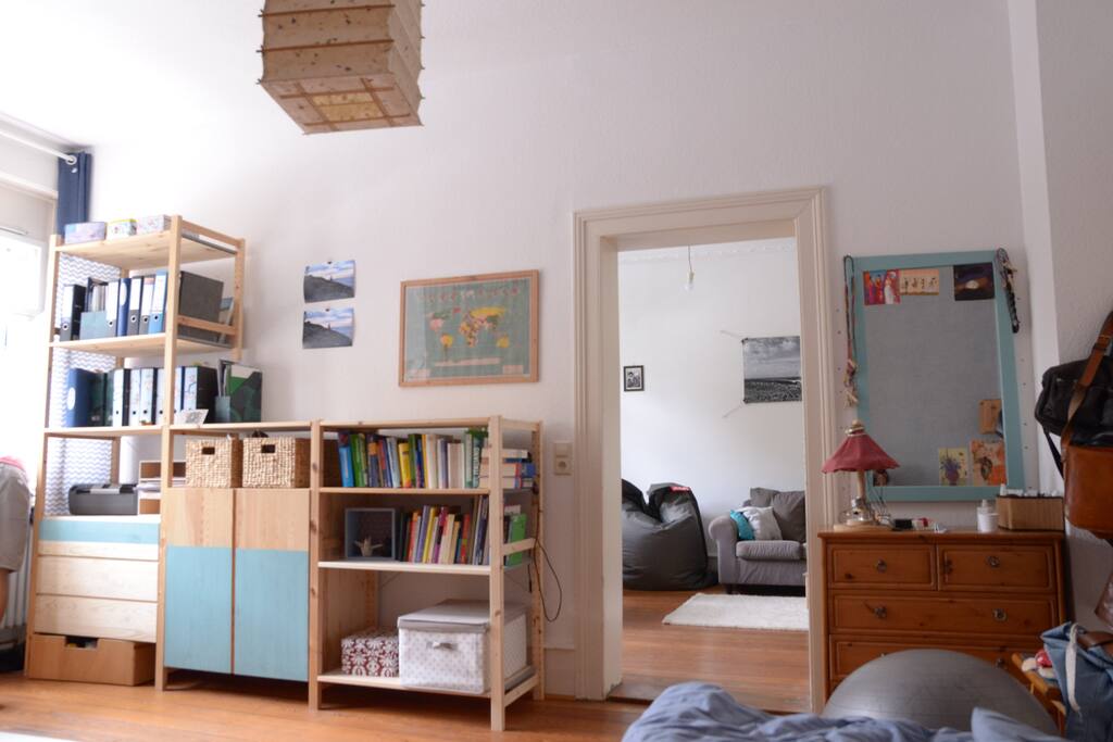 Schlafzimmer mit Blick ins Wohnzimmer