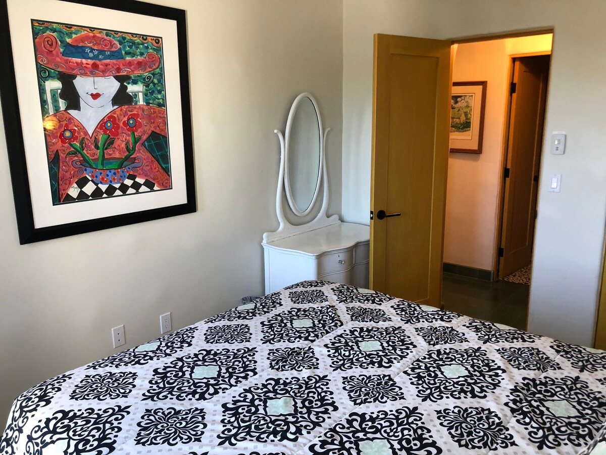 עוד תמונה של חדר שינה זוגי ואמבטיה ממש מחוץ לדלת 
