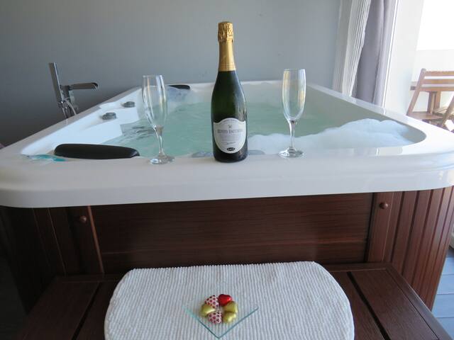 Spectacular Suite with Jacuzzi and sea views