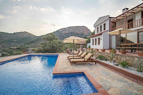 Villa Aylin- 3 br w/ sea view and pool