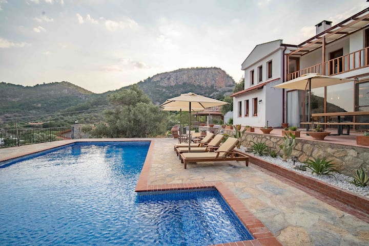 Villa Aylin- 3 br w/ sea view and pool
