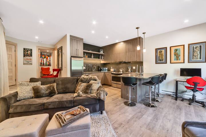 Contemporary Upscale Condo by free bus ride