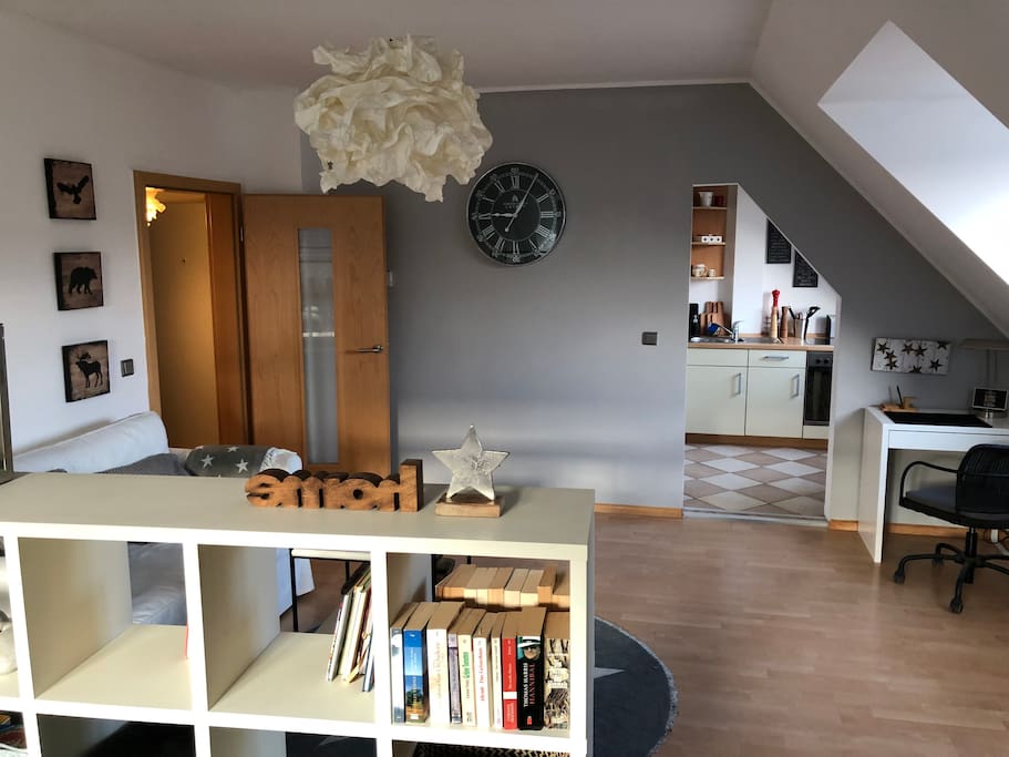Wohnbereich mit Zugang zur Küche