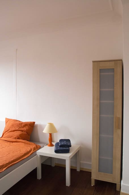 Bett und Kleiderschrank