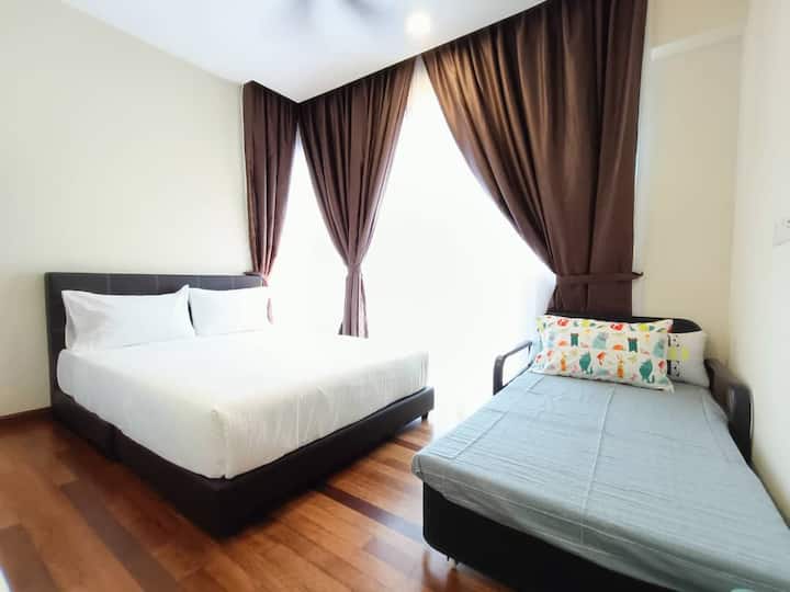 Dhoma kryesore e gjumit (zë 3pax)
1 krevat mbretereshe
1 divan krevat (100 x 180 cm)