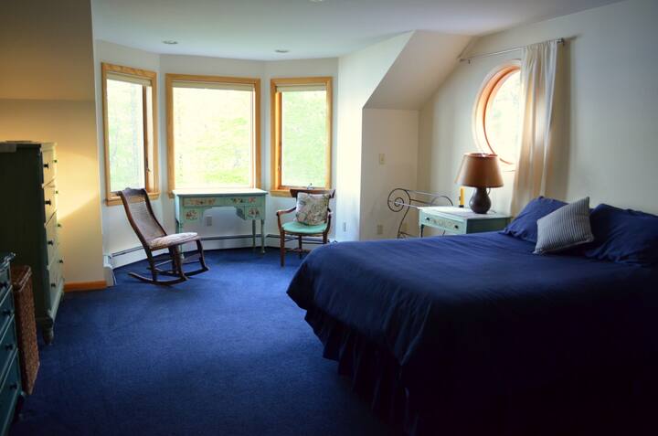 Moja ya vyumba vya kulala vya mkuu. Hii ina bafu ya kibinafsi.