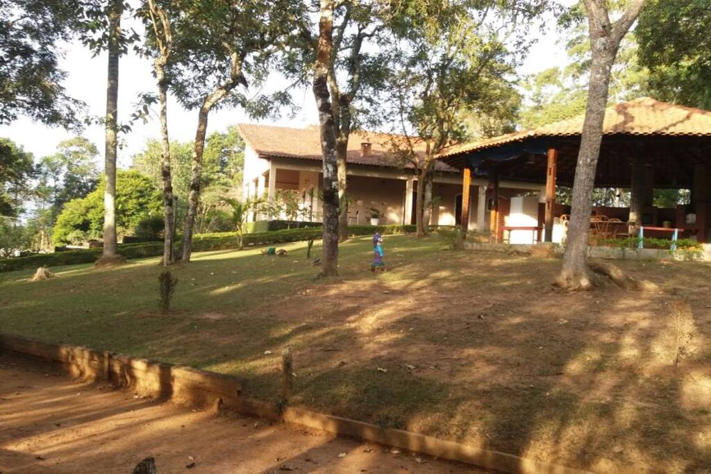 Vista do quiosque e casa