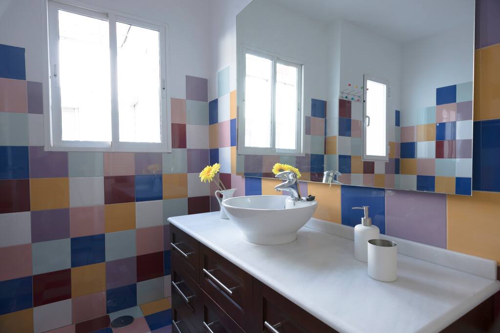 Amplio cuarto de baño con bañera.