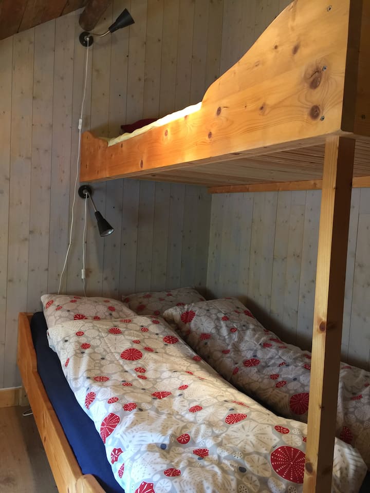 Spálňa s izbou pre 5 osôb.
Spodná posteľ jednej poschodovej postele je dvojlôžková.