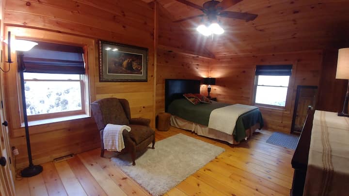 Една од двете големи спални соби во горниот кат.  Оваа спална соба има еден брачен кревет.  Има доволно простор за сѐ што сакате да понесете, како и мирен простор за седење/читање покрај прозорецот.