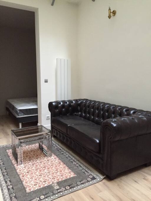 salon avec canapé cuir chesterfield