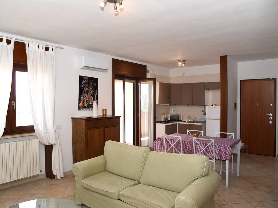 Cucina soggiorno con divano letto e tv schermo piatto