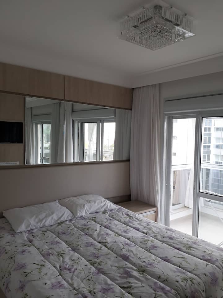 ห้องสวีทพร้อมเตียงคู่ 1 หลังทีวีและเครื่องปรับอากาศ