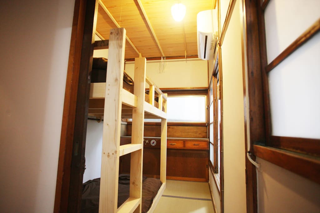 寝室2人部屋のベッド1つが利用可能です。