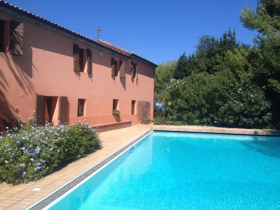 Scorcio della casa col mare in fondo