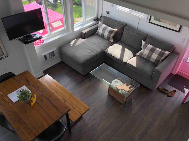East Lake Cottage · Private Dock · Near Sandbanks - Sand Banks