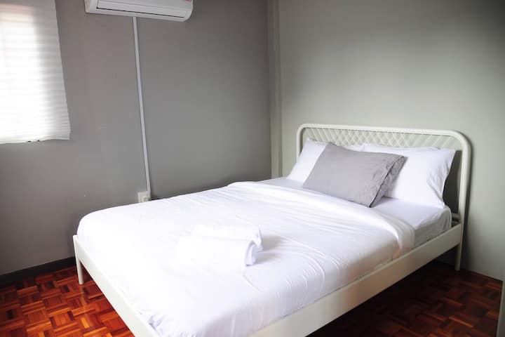 Studio C: 1 Queen Bed