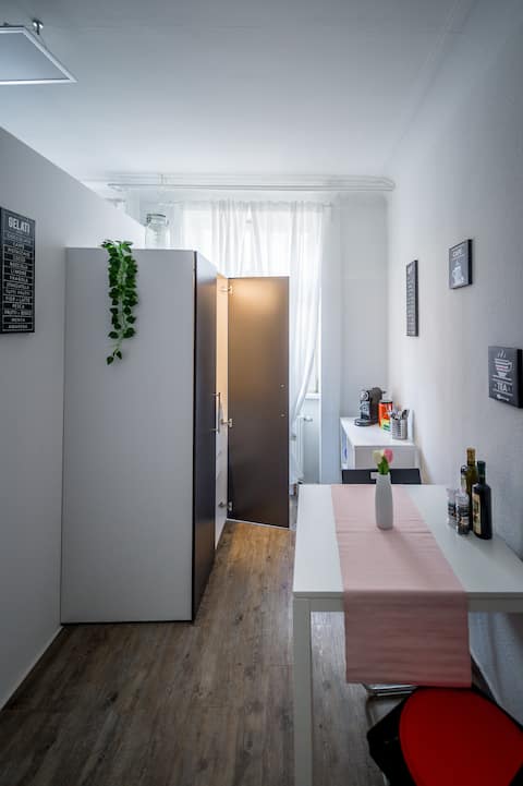 Leistungsstarkes Airbnb: FEEL LIKE HOME in Stuttgart Center in Rathaus