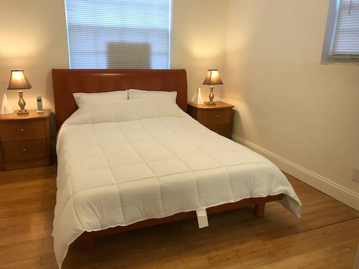 Საძინებელი 3 1 დიდი ზომის საწოლითა და დიდი ზომის კარადით