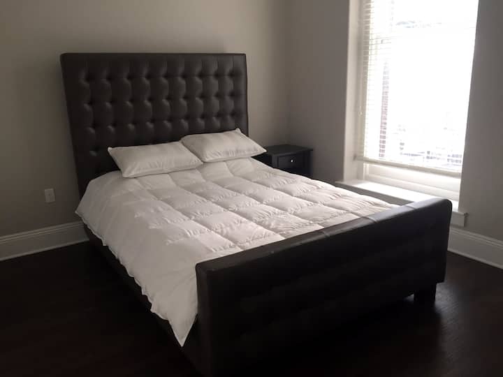 NEW Downtown Apt | Bay Window G53