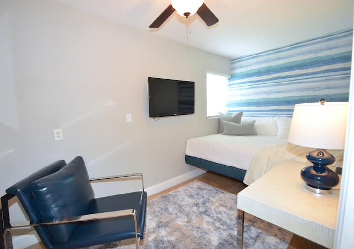 Súkromná pohodlná spálňa Štyri funkcie Menšia manželská posteľ + kožená stolička + LED HD televízor... 