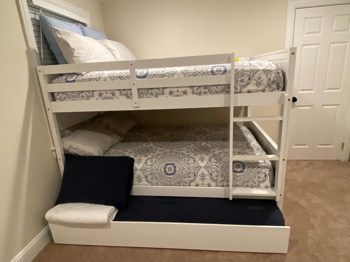 Vitanda viwili vya ghorofa mbili na kitanda pacha 