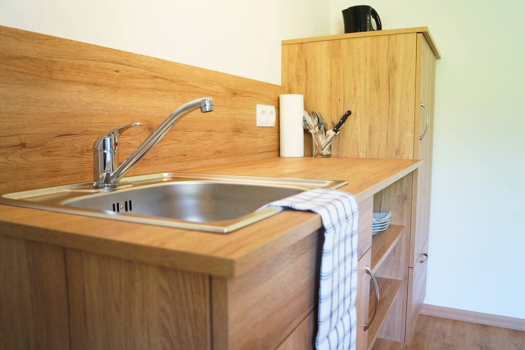 Frühstücksgeschirr, Kaffeemaschine, Wasserkocher, Spüle, Kühlschrank / breakfast dishes, coffee machine, water heater, kitchen sink, fridge