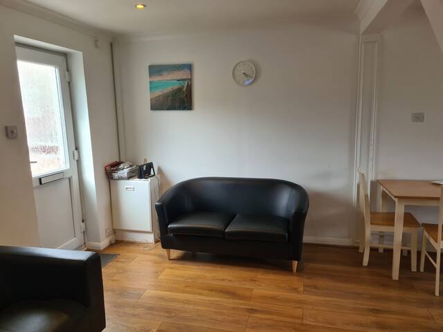 A fabulous 4-bedroom house with 2parking space. gallery image 3