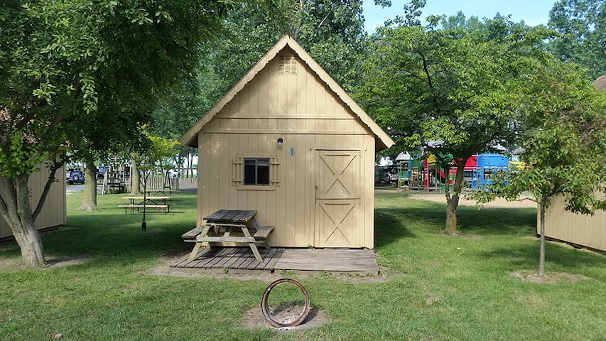 4 Person Rustic Cabin Near Cedar Point Cabins For Rent In Sandusky