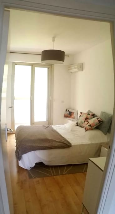 Chambre voyageurs avec lit double, commode, climatiseur/ Traveler bedroom with double bed, chest of drawers and air-conditioner