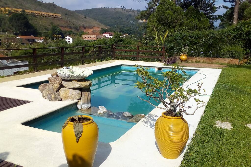 Piscinas privativas: uma infantil com 50cm e outra maior com 1,25m de profundidade uniforme