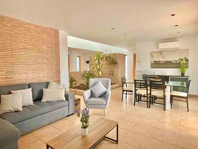 Casa familiar con piscina privada gallery image 3